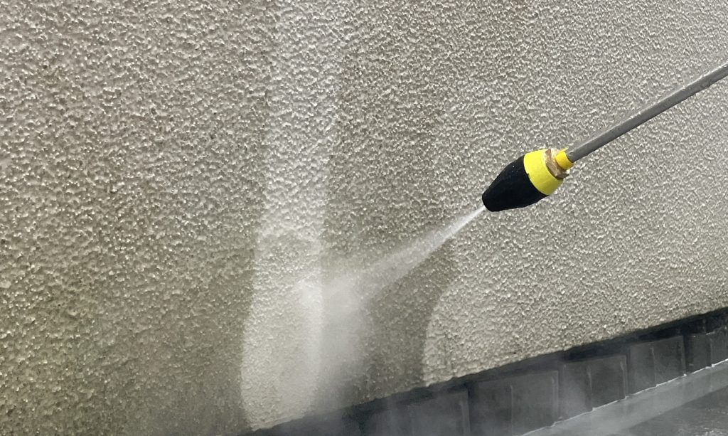 Eine Fassadenreinigung mit Kränzle