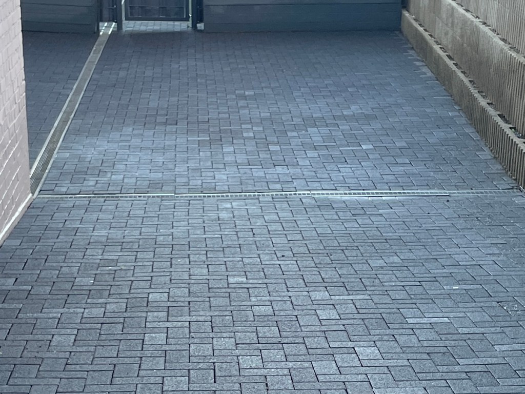 Sauberer Steinboden / Pflastersteinboden nach einer gründlichen und professionellen Steinreinigung