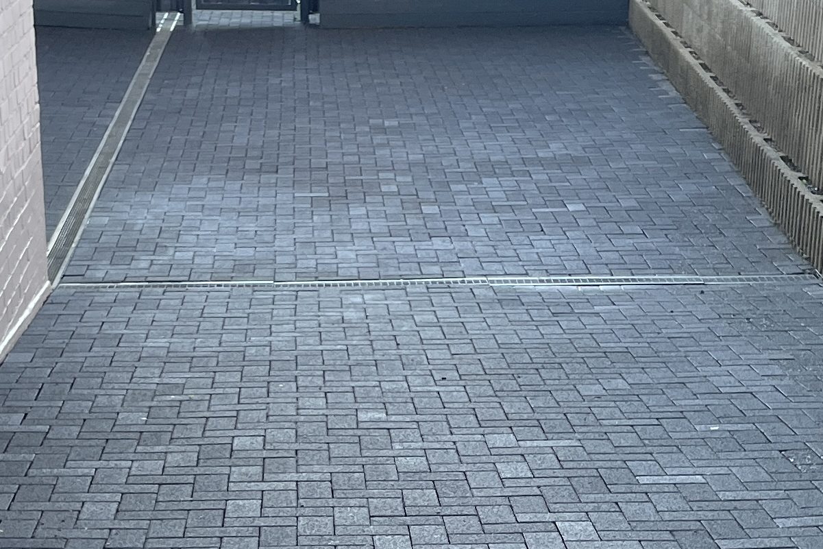 Saubere Pflastersteine nach einer Steinreinigung.