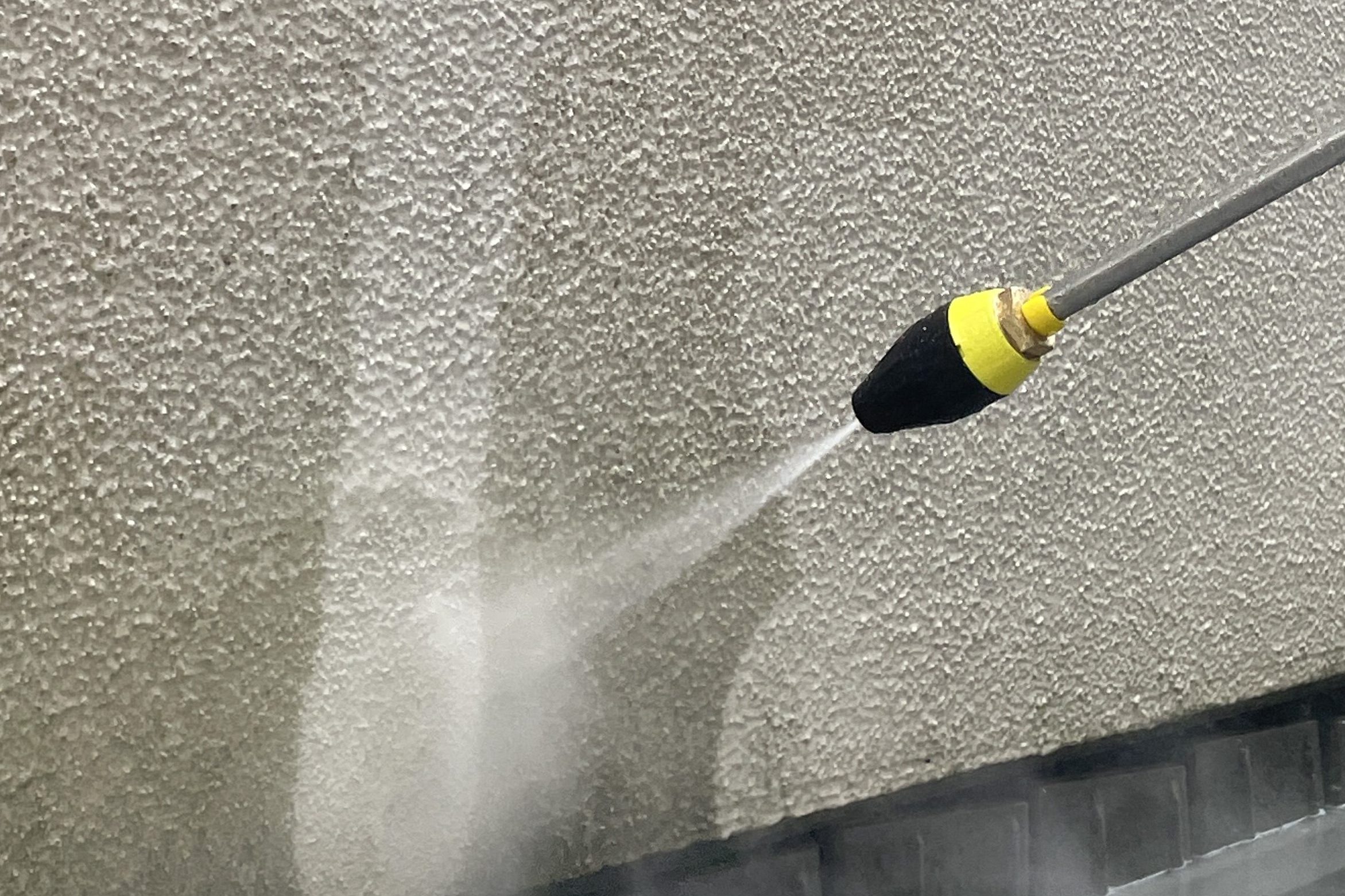 Eine Fassadenreinigung einer Garage mit Kränzle