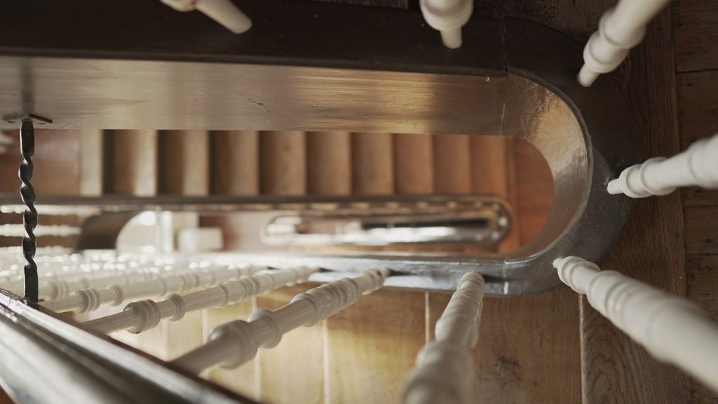 Treppenhaus Blick vom oberen Stockwerk nach unten